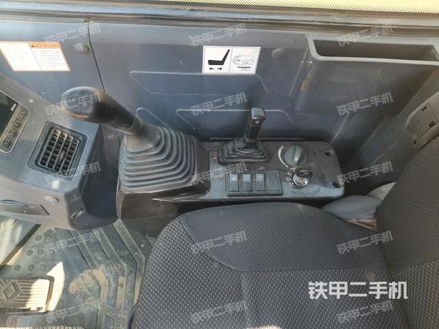 座椅右侧控制台/钥匙门/油门/含右手柄(驾驶室部分) 座椅右侧控制台/钥匙门/油门/含右手柄(驾驶室部分)