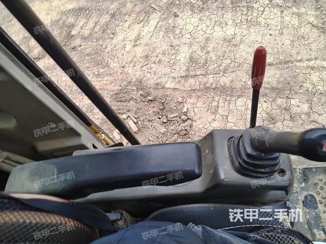 座椅左侧控制台/音响/含左手柄(驾驶室部分) 座椅左侧控制台/音响/含左手柄(驾驶室部分)