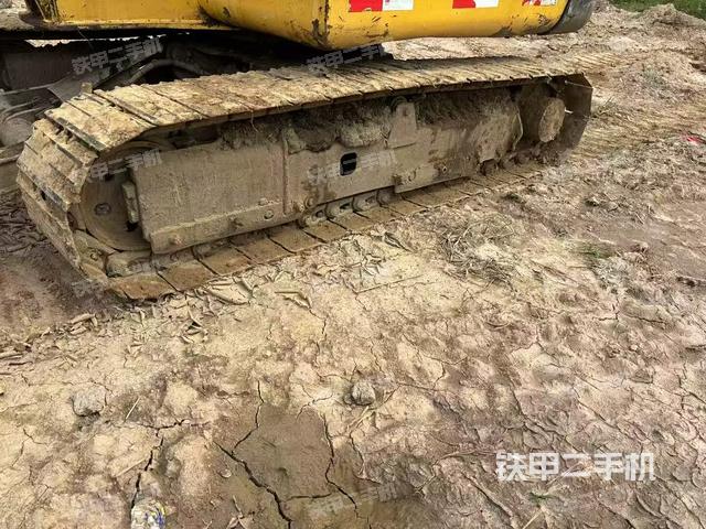 單側(cè)履帶整體(整機(jī)外觀) 單側(cè)履帶整體(整機(jī)外觀)