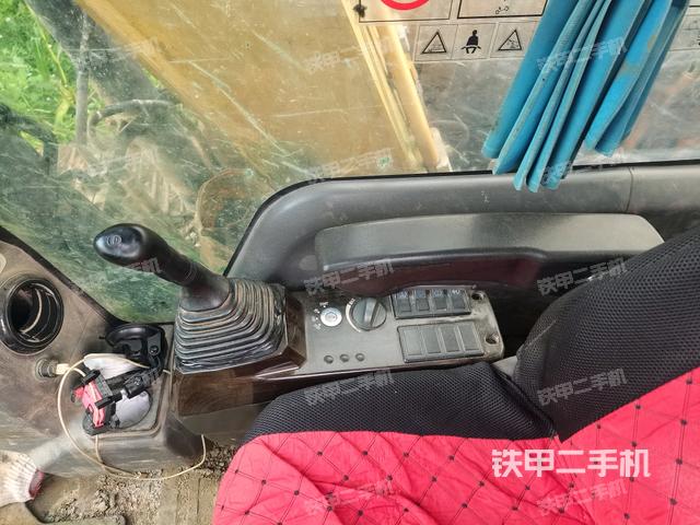 座椅右側(cè)控制臺(tái)/鑰匙門(mén)/油門(mén)/含右手柄(駕駛室部分) 座椅右側(cè)控制臺(tái)/鑰匙門(mén)/油門(mén)/含右手柄(駕駛室部分)