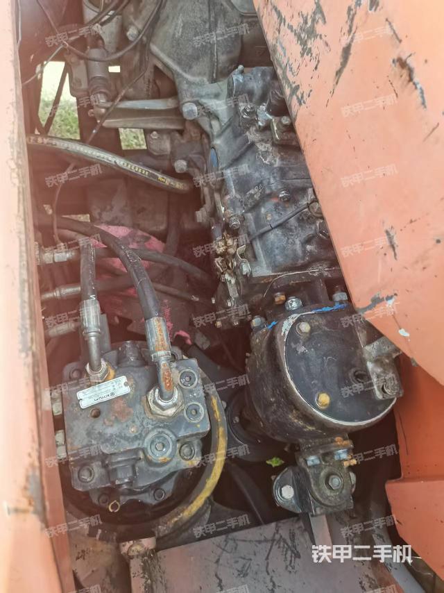 液壓泵艙室正面整體(整機(jī)外觀) 液壓泵艙室正面整體(整機(jī)外觀)