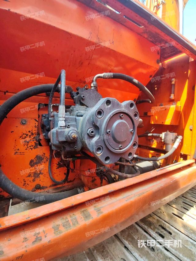 液壓泵艙室正面整體(整機(jī)外觀) 液壓泵艙室正面整體(整機(jī)外觀)