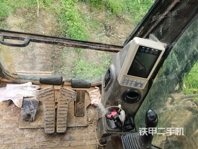 行走控制手柄和踏板?俯拍(駕駛室部分) 行走控制手柄和踏板?俯拍(駕駛室部分)