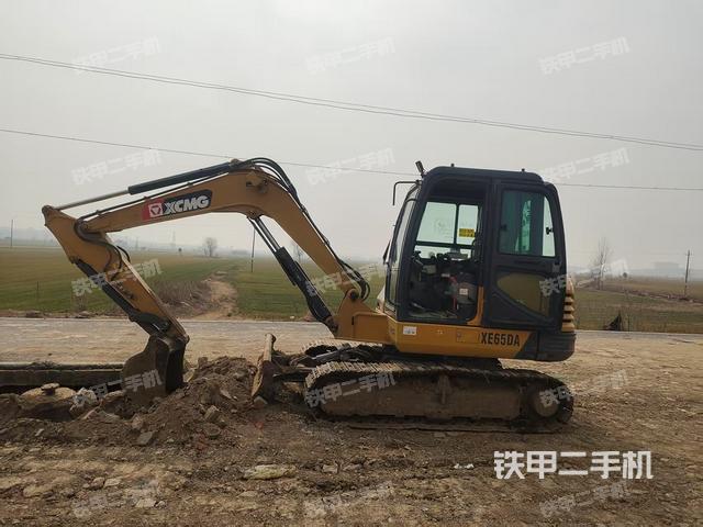 單側(cè)履帶整體(整機(jī)外觀) 單側(cè)履帶整體(整機(jī)外觀)