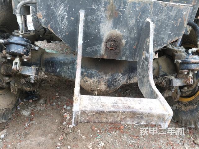 转盘和下车架正前(工作和回转装置) 转盘和下车架正前(工作和回转装置)