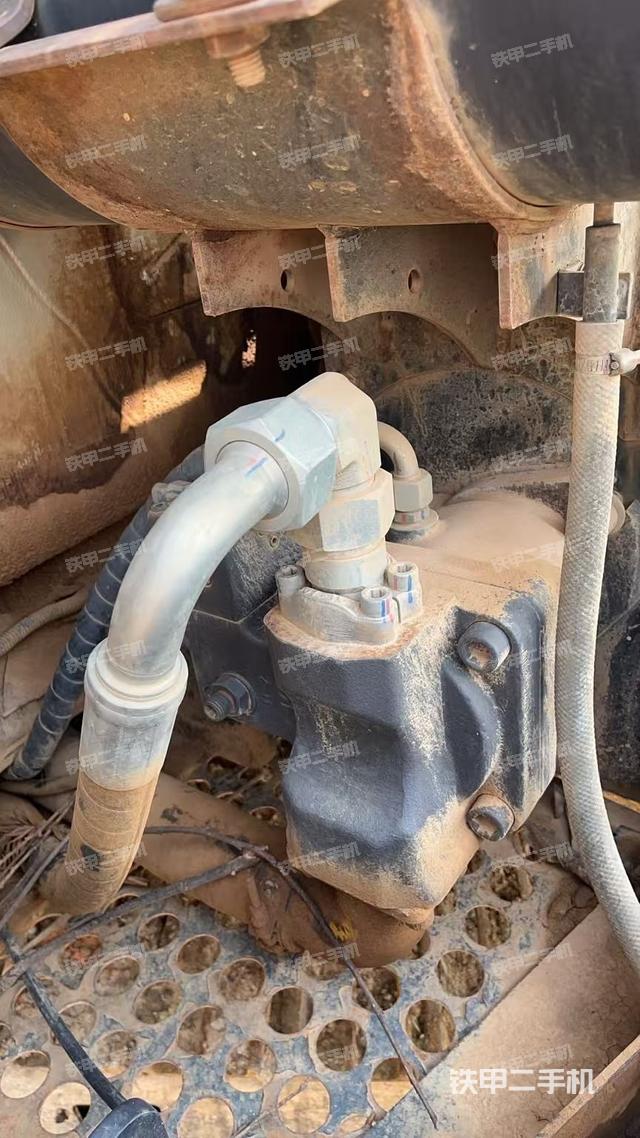 液壓泵艙室正面整體(整機外觀) 液壓泵艙室正面整體(整機外觀)