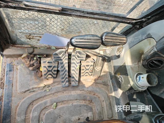 行走控制手柄和踏板?俯拍(駕駛室部分) 行走控制手柄和踏板?俯拍(駕駛室部分)