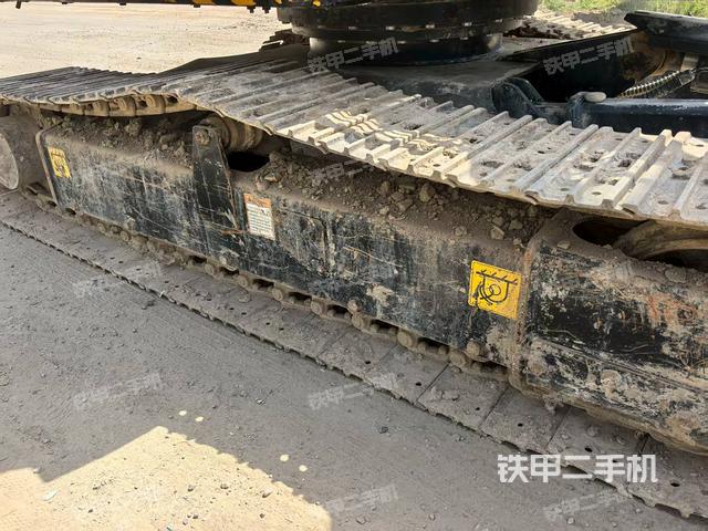 單側(cè)履帶整體(整機(jī)外觀) 單側(cè)履帶整體(整機(jī)外觀)