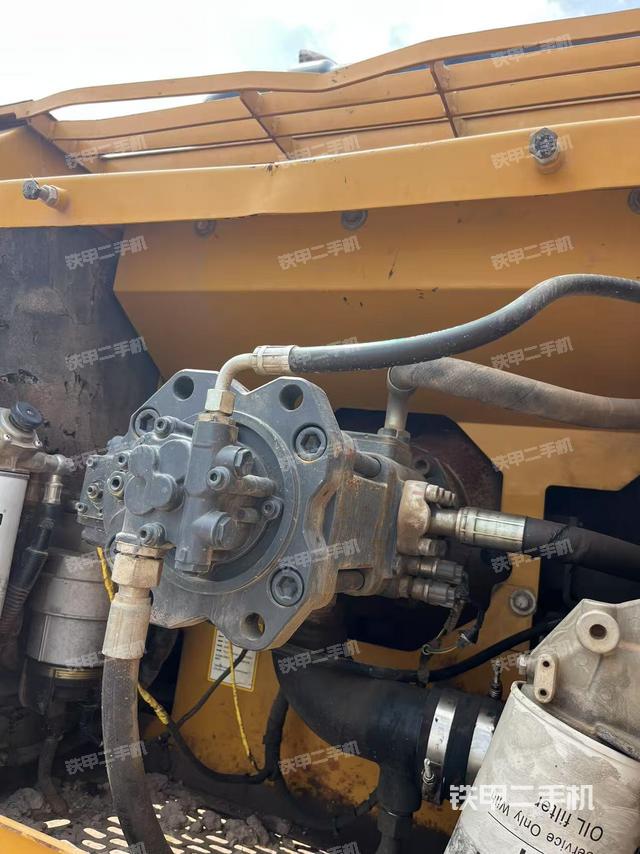 液壓泵艙室正面整體(整機(jī)外觀) 液壓泵艙室正面整體(整機(jī)外觀)