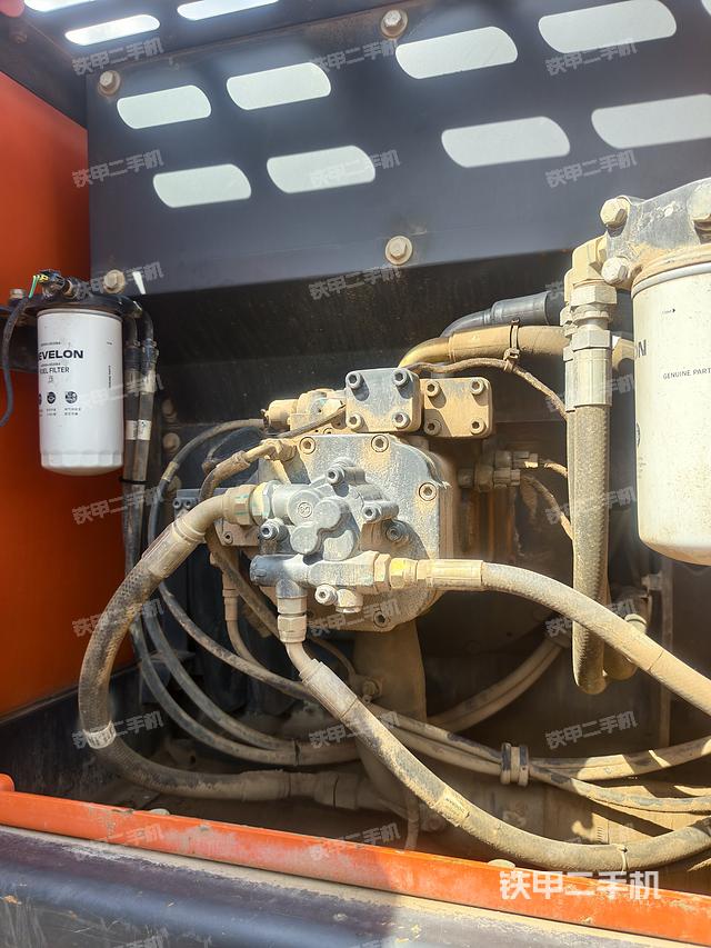 液压泵舱室正面整体（整机外观）