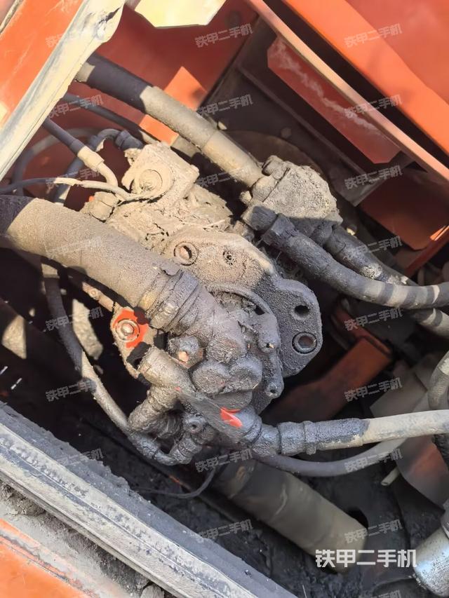 液压泵舱室正面整体(整机外观) 液压泵舱室正面整体(整机外观)