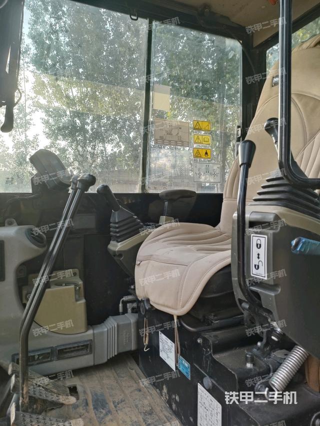 駕駛室頂部(整機(jī)外觀) 駕駛室頂部(整機(jī)外觀)