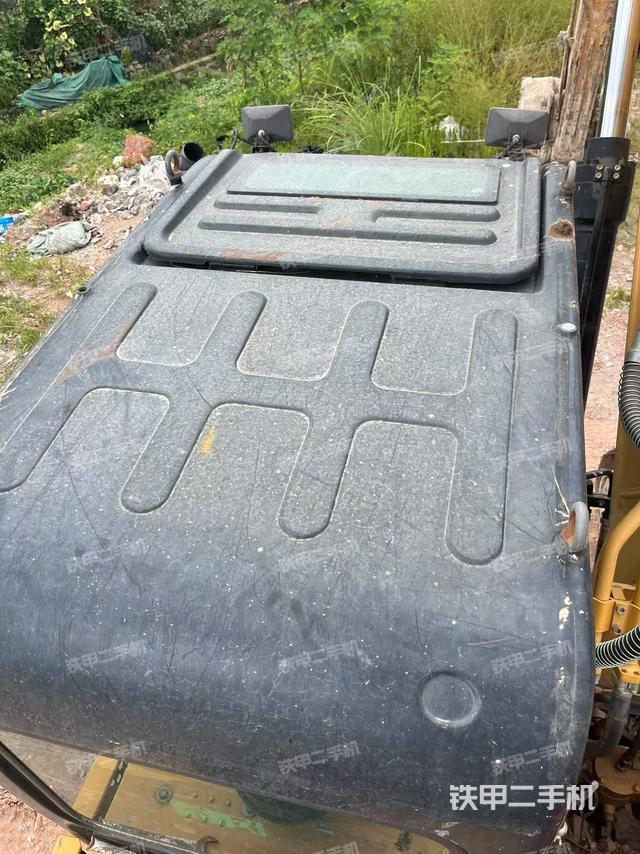 駕駛室頂部(整機(jī)外觀) 駕駛室頂部(整機(jī)外觀)