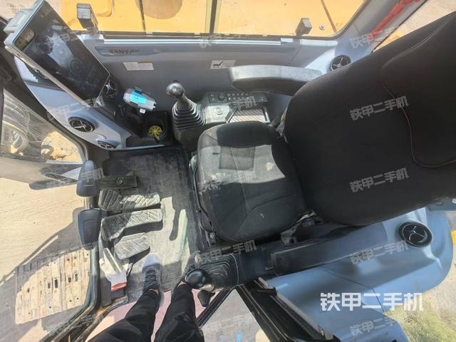 駕駛室整體(整機(jī)外觀) 駕駛室整體(整機(jī)外觀)