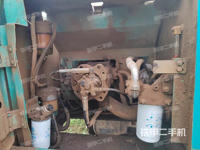 液壓泵艙室正面整體(整機(jī)外觀) 液壓泵艙室正面整體(整機(jī)外觀)