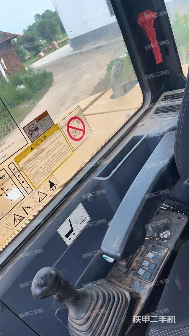 駕駛室整體(整機外觀) 駕駛室整體(整機外觀)