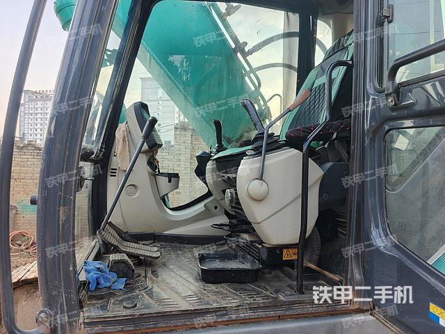 駕駛室整體(整機(jī)外觀) 駕駛室整體(整機(jī)外觀)