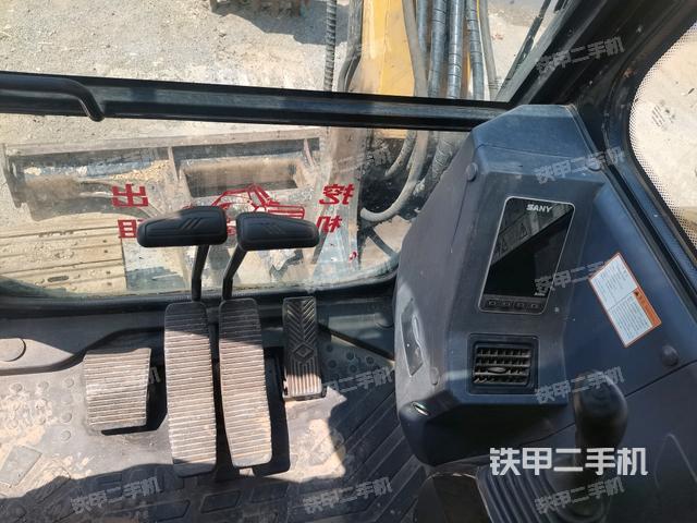 行走控制手柄和踏板 俯拍(驾驶室部分) 行走控制手柄和踏板 俯拍(驾驶室部分)