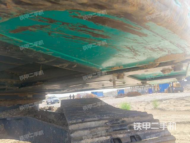 單側(cè)履帶整體(整機(jī)外觀) 單側(cè)履帶整體(整機(jī)外觀)