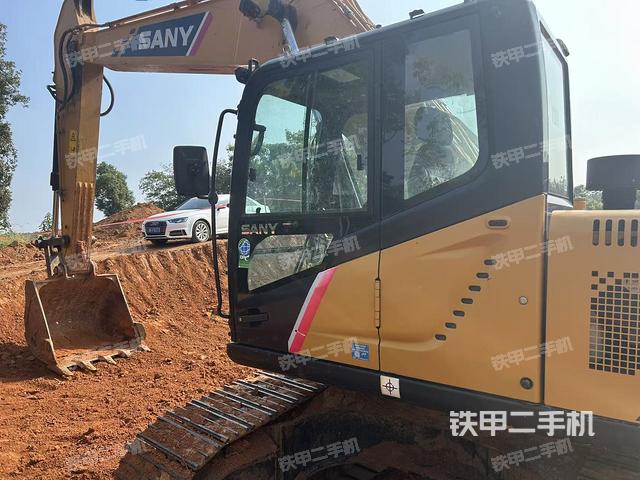 驾驶室整体(整机外观) 驾驶室整体(整机外观)