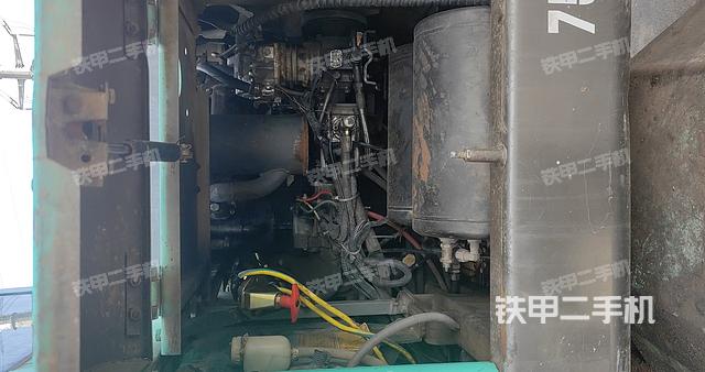 液壓泵艙室正面整體(整機外觀) 液壓泵艙室正面整體(整機外觀)