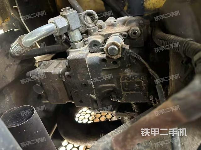 液壓泵艙室正面整體(整機(jī)外觀) 液壓泵艙室正面整體(整機(jī)外觀)