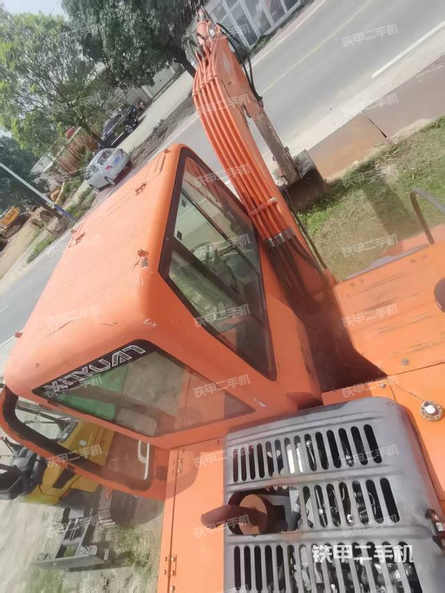 駕駛室頂部(整機(jī)外觀) 駕駛室頂部(整機(jī)外觀)