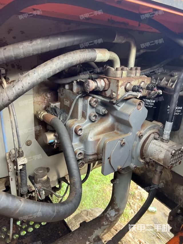 液壓泵艙室正面整體(整機外觀) 液壓泵艙室正面整體(整機外觀)