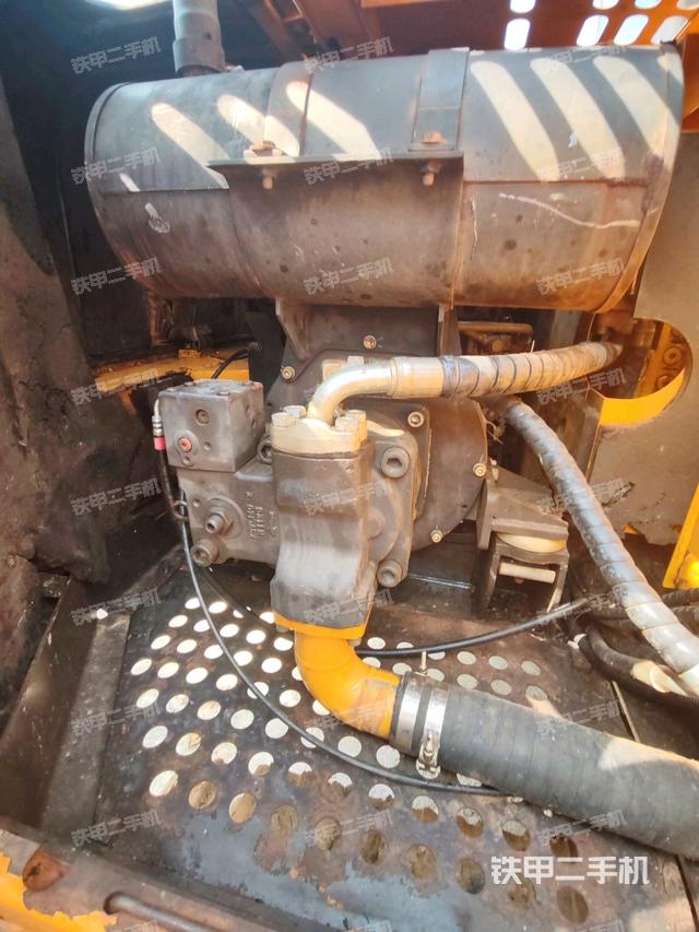 液压泵舱室正面整体(整机外观) 液压泵舱室正面整体(整机外观)