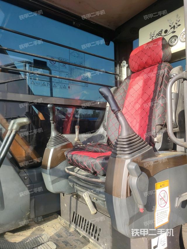 駕駛室頂部(整機外觀) 駕駛室頂部(整機外觀)