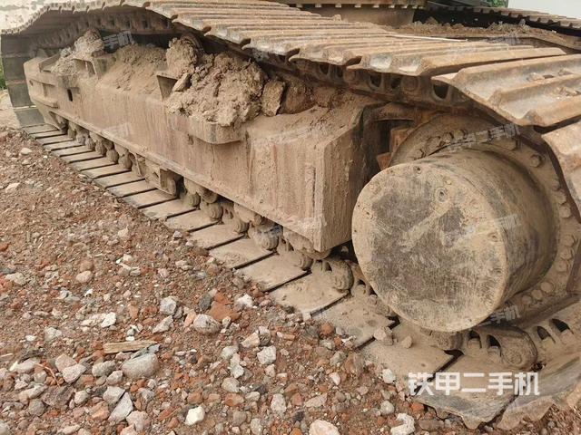 單側(cè)履帶整體(整機(jī)外觀) 單側(cè)履帶整體(整機(jī)外觀)
