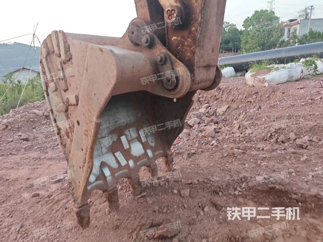 鏟斗右后整體(工作和回轉(zhuǎn)裝置) 鏟斗右后整體(工作和回轉(zhuǎn)裝置)