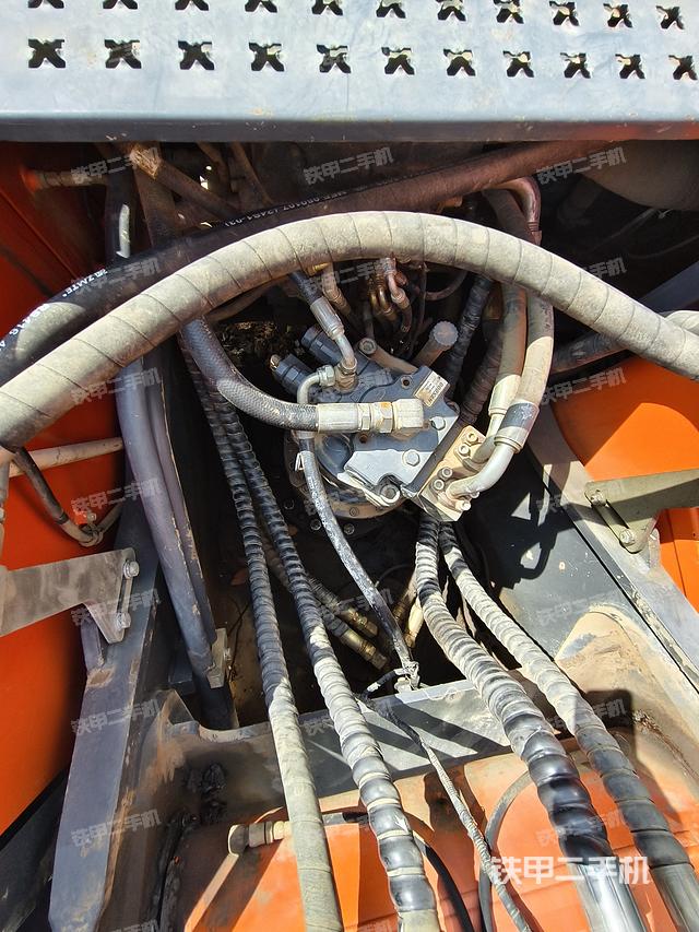 回转马达和主控阀（整机外观）