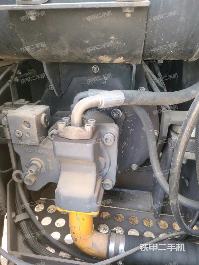 液壓泵艙室正面整體(整機外觀) 液壓泵艙室正面整體(整機外觀)