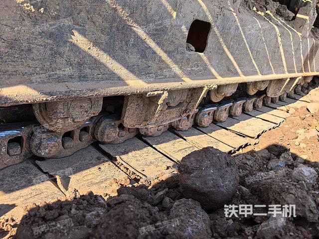駕駛室頂部(整機(jī)外觀) 駕駛室頂部(整機(jī)外觀)
