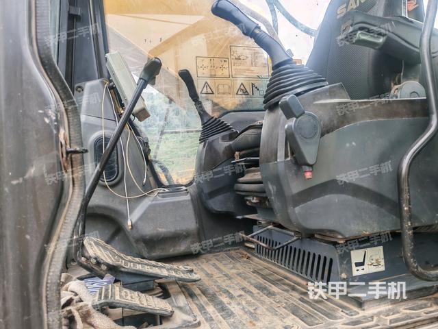 駕駛室整體(整機(jī)外觀) 駕駛室整體(整機(jī)外觀)
