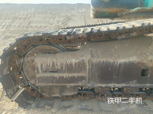 單側(cè)履帶整體(整機(jī)外觀) 單側(cè)履帶整體(整機(jī)外觀)