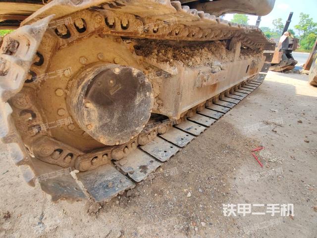 单侧履带整体(整机外观) 单侧履带整体(整机外观)