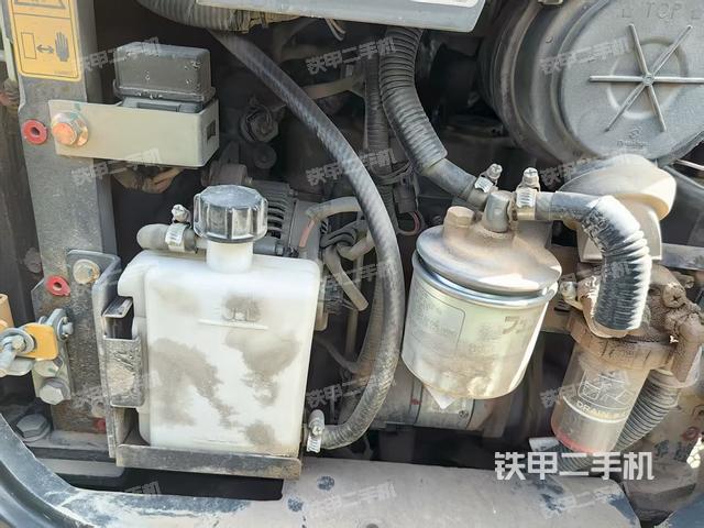 液壓泵艙室正面整體(整機外觀) 液壓泵艙室正面整體(整機外觀)