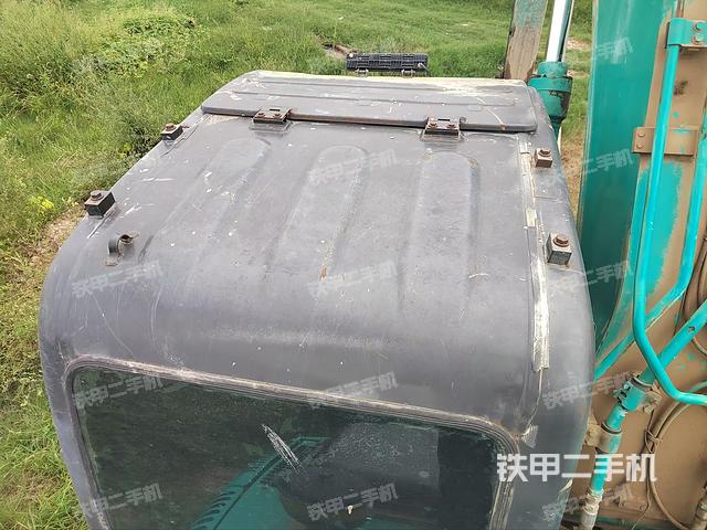 駕駛室頂部(整機(jī)外觀) 駕駛室頂部(整機(jī)外觀)