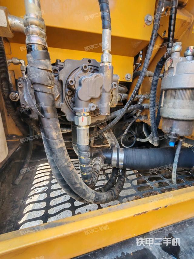 液压泵舱室正面整体(整机外观) 液压泵舱室正面整体(整机外观)