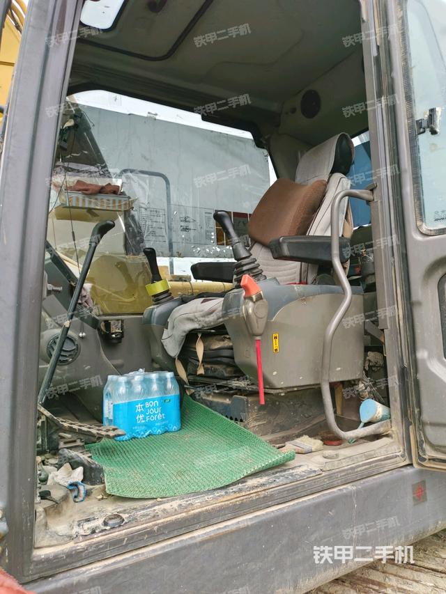 駕駛室左后45度(駕駛室部分) 駕駛室左后45度(駕駛室部分)