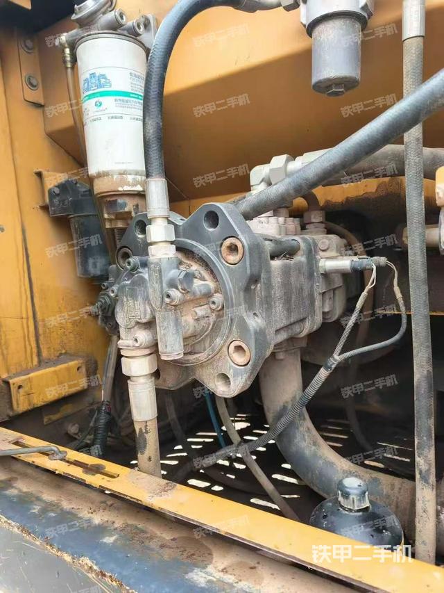 液壓泵艙室正面整體(整機(jī)外觀) 液壓泵艙室正面整體(整機(jī)外觀)