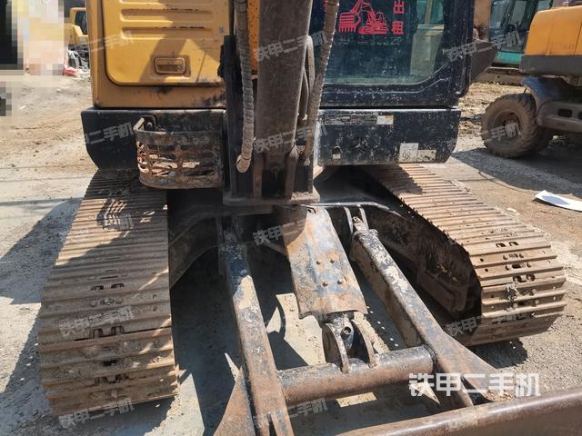 转盘和下车架正前(工作和回转装置) 转盘和下车架正前(工作和回转装置)