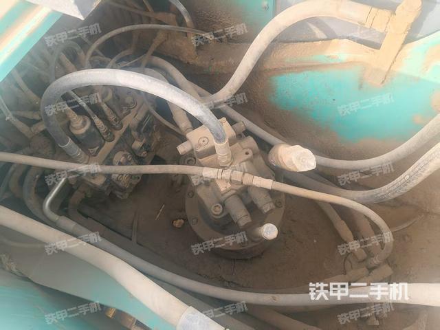 回轉(zhuǎn)馬達(dá)和主控閥(整機(jī)外觀) 回轉(zhuǎn)馬達(dá)和主控閥(整機(jī)外觀)