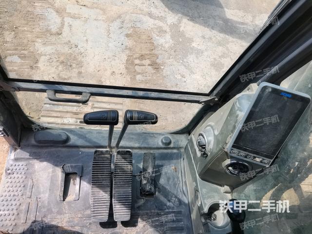 行走控制手柄和踏板?俯拍(駕駛室部分) 行走控制手柄和踏板?俯拍(駕駛室部分)