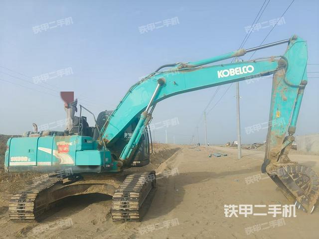 駕駛室整體(整機(jī)外觀) 駕駛室整體(整機(jī)外觀)