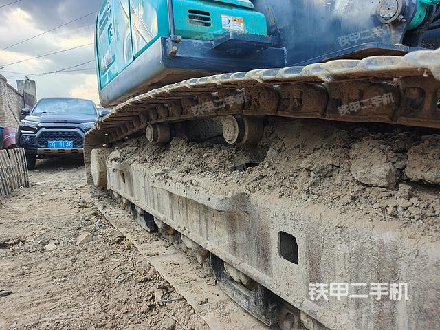 單側(cè)履帶整體(整機(jī)外觀) 單側(cè)履帶整體(整機(jī)外觀)