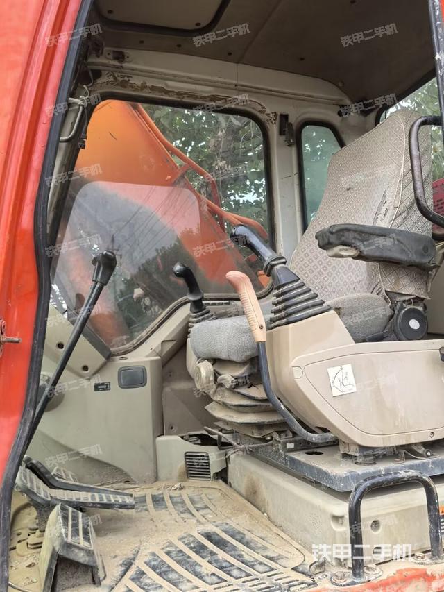 驾驶室整体(整机外观) 驾驶室整体(整机外观)