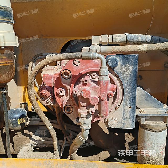 液压泵舱室正面整体（整机外观）